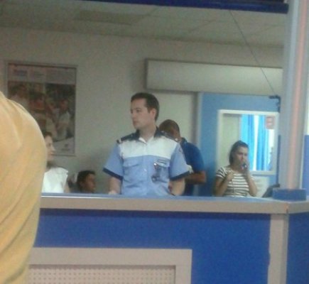 Sudul litoralului, măturat de furtună: copacii smulşi din rădăcini au distrus maşinile turiştilor
